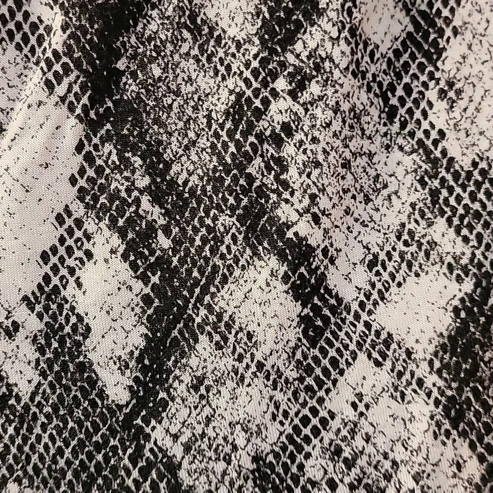 New York & Company Snake Print Cold Shoulder Top sz M - Picture 4 of 4